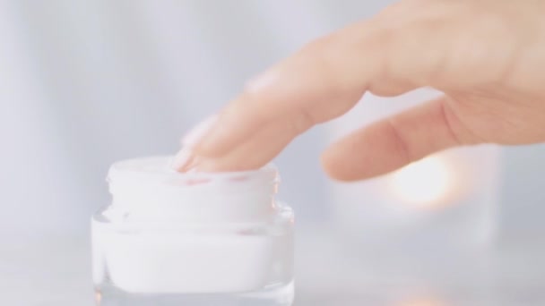 Sağlıklı cilt bakımı için spa, yüz ya da el kremi kavanozu, organik kozmetik ürünleri ve güzellik markası — Stok video