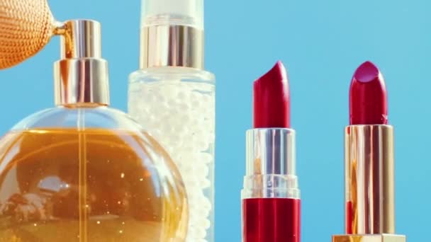 Prodotti per il trucco su sfondo blu, set di cura della pelle, profumi e rossetti, cosmetici per le vacanze e marchio di bellezza di lusso — Video Stock