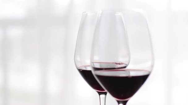 Bevanda romantica per due, bicchieri di vino rosso al chiuso all'evento di degustazione, bevanda natalizia e aperitivo come sfondo per la marca di alcolici e liquori — Video Stock