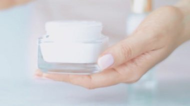 Sağlıklı cilt bakımı için spa, yüz ya da el kremi kavanozu, organik kozmetik ürünleri ve güzellik markası