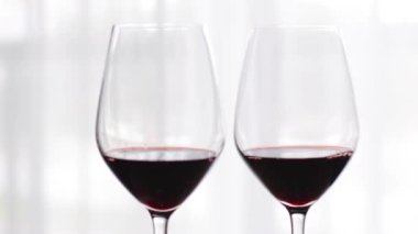 İki kişilik romantik içki, şarap tatma etkinliğinde kapalı mekanda bir kadeh kırmızı şarap, alkolün ve alkolün arka planında içki ve aperatif.