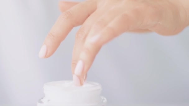 Rotina natural de cuidados com a pele, mulher aplicando creme hidratante para as mãos ou loção corporal para pele saudável, produto cosmético orgânico e marca de beleza de luxo — Vídeo de Stock