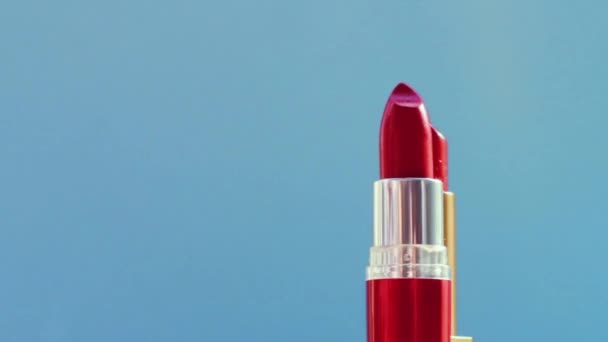 Dos lápices labiales rojos chic sobre fondo azul y destellos de luz brillante, producto de maquillaje de lujo y cosméticos de vacaciones para la marca de belleza — Vídeo de stock