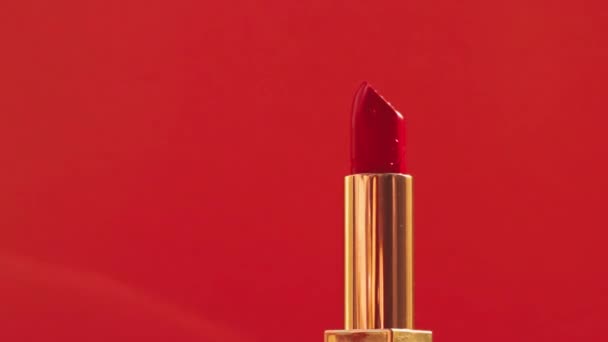 Piros rúzs arany csőben és csillogó fény fáklyák, luxus smink termék és nyaralás kozmetikumok szépség márka — Stock videók