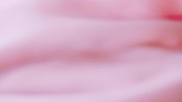 ファッションブランドの背景としてピンクシルク生地の質感のクローズアップ、繊維表面と豪華な滑らかな素材 — ストック動画