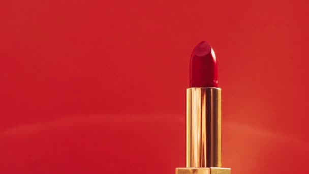 Batom vermelho em tubo dourado e clarões brilhantes, produtos de maquilhagem de luxo e cosméticos de férias para a marca de beleza — Vídeo de Stock