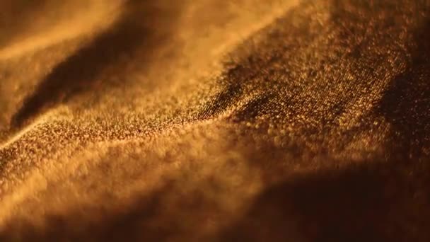 Goldene glänzende Textur in Nahaufnahme für Modemarke als Urlaubsglitzerhintergrund, textile Oberfläche und Luxusmaterial — Stockvideo