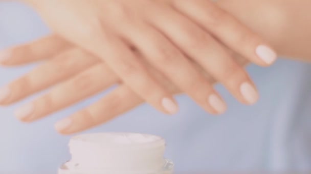 Kobieta i jej poranna rutyna pielęgnacji skóry, żeńska ręka stosując krem nawilżający lub balsam do ciała dla zdrowej skóry, kosmetyczny produkt organiczny i luksusowe marki urody — Wideo stockowe