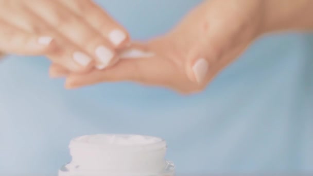 Mulher e sua rotina de cuidados com a pele da manhã, mão feminina aplicando creme hidratante ou loção corporal para pele saudável, produto cosmético orgânico e marca de beleza de luxo — Vídeo de Stock