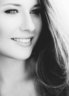 Gülümseyen mutlu kadın, uzun açık kahverengi saçlı esmer, doğal makyaj yapan kız, sağlıklı beyaz dişler gösteren kadın, kozmetik veya yaşam tarzı için güzellik portresi