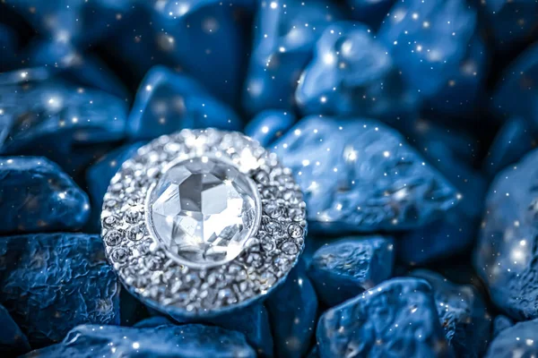 Luksusowe kolczyki diamentowe zbliżenie, biżuteria i marka mody — Zdjęcie stockowe