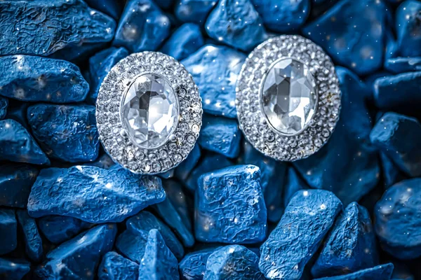Розкішні діамантові сережки крупним планом, ювелірні вироби та модний бренд — стокове фото