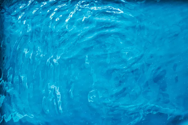 Niebieska faktura wody jako abstrakcyjne tło, projekt basenu i fal — Zdjęcie stockowe