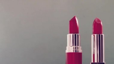 İki pembe ruj ve parlak ışık, lüks makyaj ürünü ve güzellik markası için tatil kozmetik ürünleri.