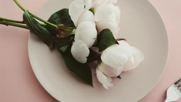 Beige table setting with peony flowers on plate and silverware for luxury dinner party, wedding or birthday celebration — Stock Video