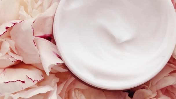 Frasco de crema facial orgánica y flores de peonía, crema hidratante limpia como rutina de cuidado de la piel para cosméticos de lujo, productos de belleza y marca de cuidado de la piel — Vídeo de stock