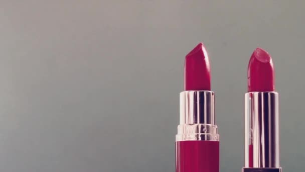 Két rózsaszín rúzs és ragyogó fény fáklyák, luxus smink termék és nyaralás kozmetikumok szépség márka — Stock videók