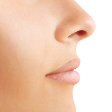 Genç bir kadının güzel yüzü, sarı saçlar ve cilt bakımı ve saç bakımı için şık bir makyaj.