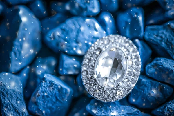 Luxe diamanten oorbellen closeup, sieraden en modemerk — Stockfoto