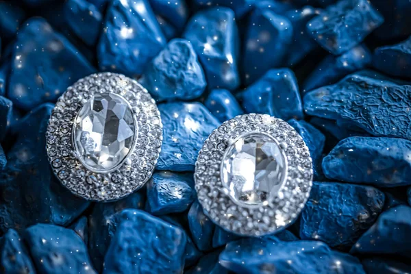 Luxus-Diamant-Ohrringe Nahaufnahme, Schmuck und Modemarke — Stockfoto