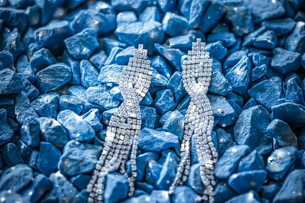 Lyx diamant örhängen närbild, smycken och mode varumärke — Stockfoto
