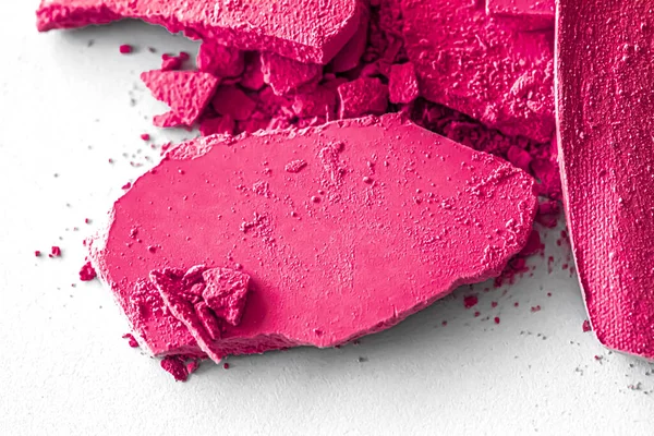 Fard à paupières rose en poudre comme palette de maquillage en gros plan isolé sur fond blanc, cosmétiques broyés et texture beauté — Photo