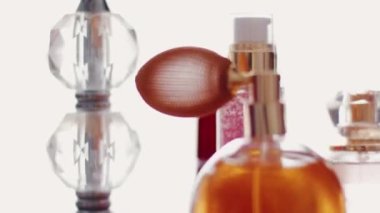 Kozmetik ve güzellik markaları için arka plan olarak lüks makyaj ürünleri, cilt bakımı, parfüm ve ruj seti