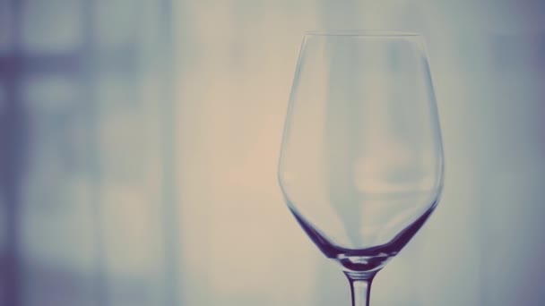 Vaso vacío en interiores, copa de vino para bebida y aperitivo de vacaciones, fondo para la marca de alcohol y licores — Vídeos de Stock