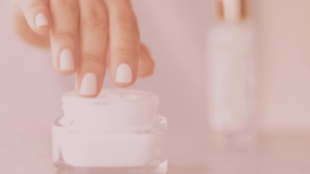Mujer y su rutina de cuidado de la piel matutina, mano femenina aplicando crema hidratante o loción corporal para una piel sana, producto cosmético orgánico y marca de belleza de lujo — Vídeo de stock