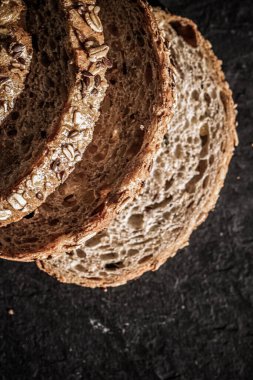 Taze tahıllı ekmek, organik buğday unu, yemek blogu veya yemek kitabı tarifi için arka plan olarak dilimleme dokusu
