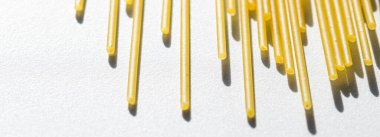 Pişmemiş tam tahıllı spagetti, organik gıda malzemesi olarak İtalyan makarnası, makro ürün ve yemek kitabı tarifi.