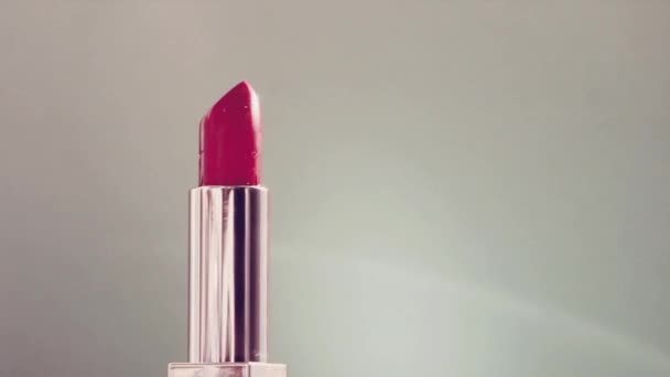 Lápiz labial rosa vintage en tubo plateado y destellos de luz brillante, producto de maquillaje de lujo y cosméticos de vacaciones para la marca de belleza — Vídeo de stock