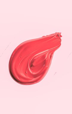 Kırmızı fırça darbesi ya da makyaj lekesi yakın çekim, güzellik kozmetiği ve ruj dokusu