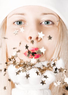 Noel zamanı sarışın kız, kış mevsiminde alışveriş ve tatil markası için olumlu duyguları olan kadın.