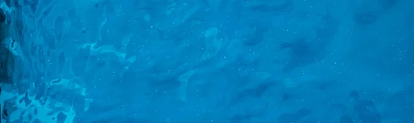 Textura de agua azul como fondo abstracto, diseño de piscinas y olas — Foto de Stock