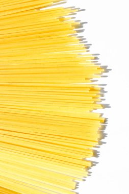 Pişmemiş tam tahıllı spagetti, organik gıda malzemesi olarak İtalyan makarnası, makro ürün ve yemek kitabı tarifi.