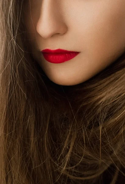 Glamorous beauty face closeup of a woman with classy makeup look and bright lipstick, brunette girl with long hair, female model posing, luxury cosmetics or luxe skincare brand — Stock Photo, Image