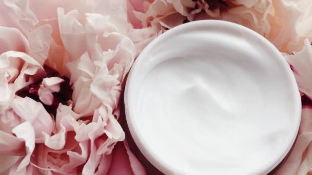 Βιολογικό βάζο για κρέμα προσώπου και άνθη παιώνιας, καθαρή ενυδατική κρέμα ως ρουτίνα φροντίδας του δέρματος για καλλυντικά πολυτελείας, προϊόν ομορφιάς και μάρκα περιποίησης δέρματος — Αρχείο Βίντεο