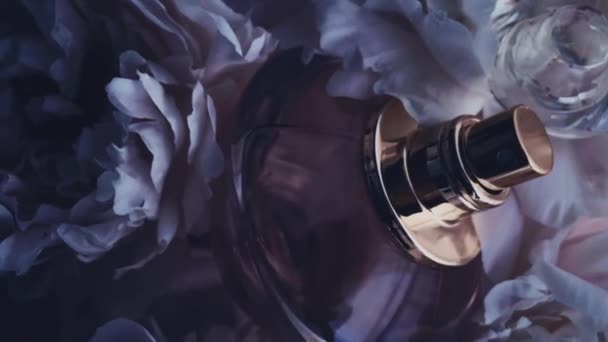 Lila Parfümflasche mit Pfingstrosenblüten, schicker Duftduft als Luxus-Kosmetik-, Mode- und Schönheitsprodukt Hintergrund — Stockvideo