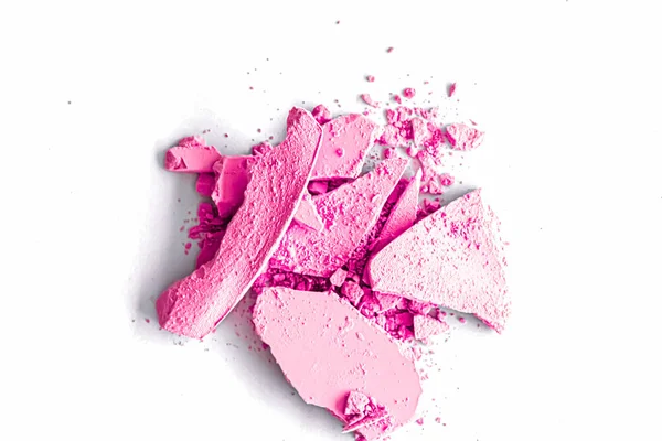 Fard à paupières rose en poudre comme palette de maquillage en gros plan isolé sur fond blanc, cosmétiques broyés et texture beauté — Photo