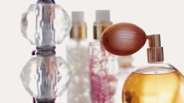 Kozmetik ve güzellik markaları için arka plan olarak lüks makyaj ürünleri, cilt bakımı, parfüm ve ruj seti