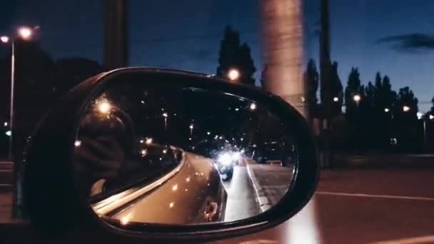 Бічне вікно і дзеркало кабріолетного автомобіля, що їде вночі в місті — стокове відео