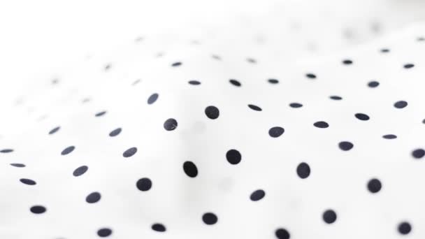 Polka nokta tekstil arka planı, siyah beyaz kumaş sallanıyor ve hareket ediyor — Stok video