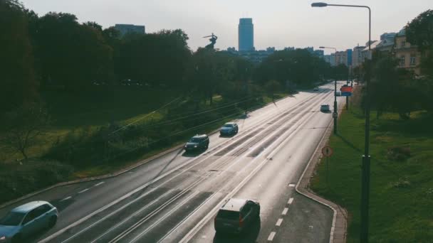 Tráfego na estrada na cidade durante o dia ensolarado — Vídeo de Stock