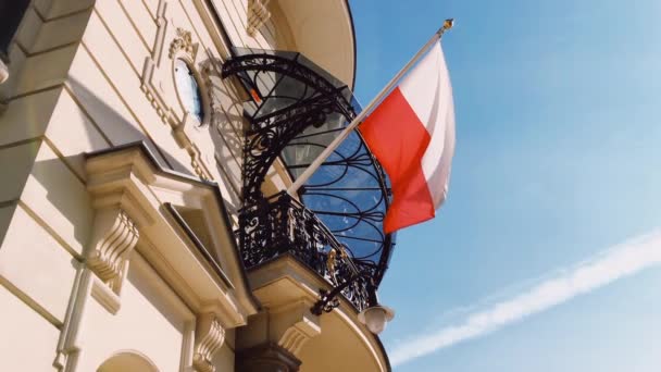 Rot-weiße polnische Flagge auf einem Gebäude in Warschau, Polen, Nationaler Unabhängigkeitstag — Stockvideo