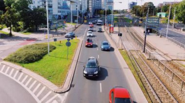 Güneşli bir günde şehirde otoyol trafiği