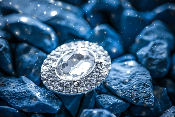 Lyx diamant örhängen närbild, smycken och mode varumärke — Stockfoto