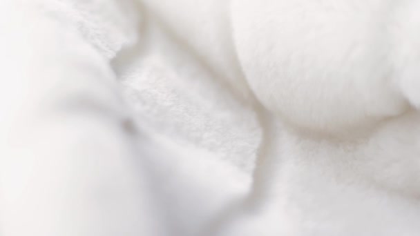 Белая пушистая текстура меховой шубы, теплая зимняя одежда, роскошный текстиль и ткань фон размахивания и перемещения — стоковое видео