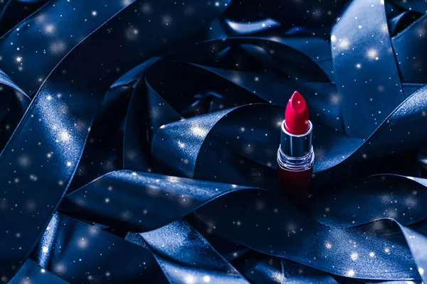 Batom vermelho em seda azul e brilho brilhante fundo, maquiagem de luxo e beleza cosmética — Fotografia de Stock