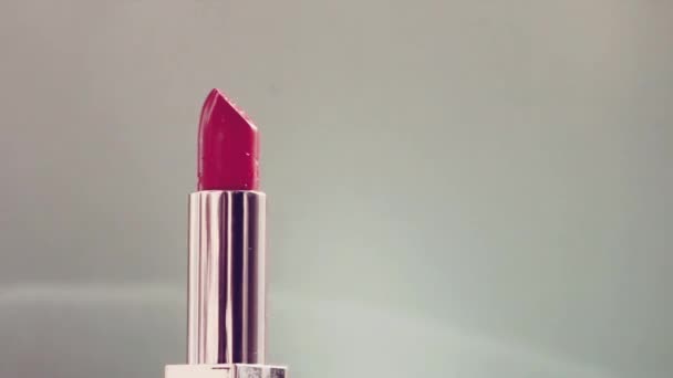 Vintage rosa Lippenstift in silberner Röhre und leuchtende Lichterketten, Luxus-Make-up-Produkt und Urlaubskosmetik für Beauty-Marke — Stockvideo